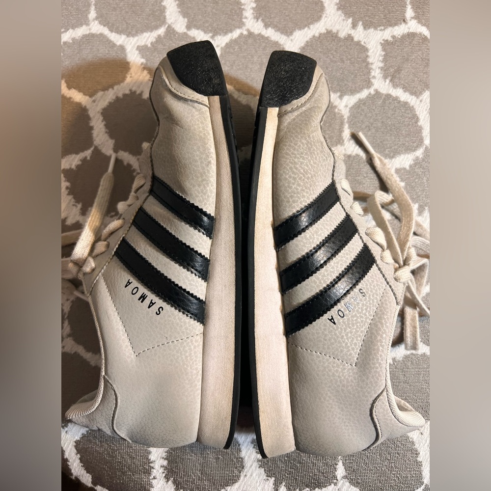 Adidas Men's Samoa Sneakers - Grey and Black
Retro athleisure athletic summer